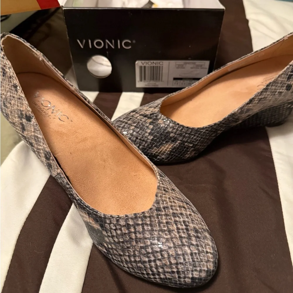 Vionic Women's Gray Snakeskin Wedges- New without Box